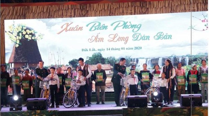 Lãnh đạo Bộ Quốc phòng, Bộ Tư lệnh BĐBP, Trung ương Hội Liên hiệp Phụ nữ Việt Nam tặng xe đạp cho các em học sinh và đồng bào nghèo biên giới xã Krông Na.