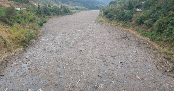 Khốn khổ vì bãi rác khổng lồ trên mặt nước hồ thủy điện lớn nhất Bắc Trung bộ