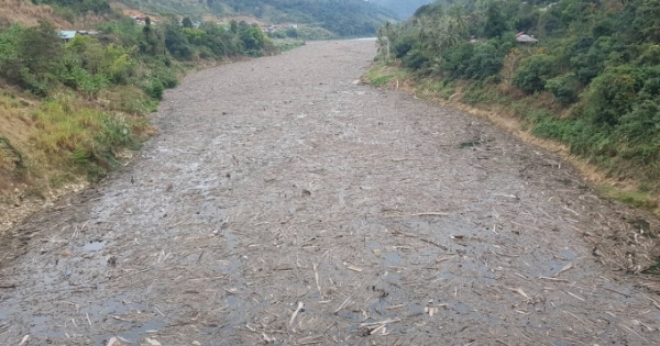 Khốn khổ vì bãi rác khổng lồ trên mặt nước hồ thủy điện lớn nhất Bắc Trung bộ