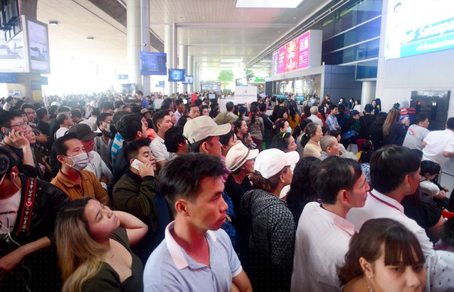 Những người chờ đón người thân đứng chật kín sân bay Tân Sơn Nhất.