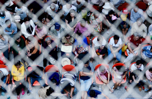 Những người may mắn đến sớm có được ghế ngồi chờ.