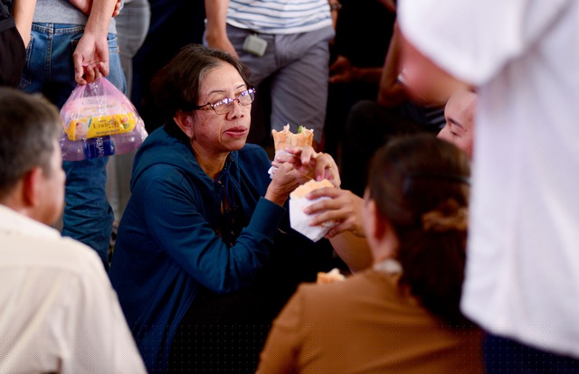 Trong lúc chờ đợi, cả gia đình ăn bánh mì thay cơm.