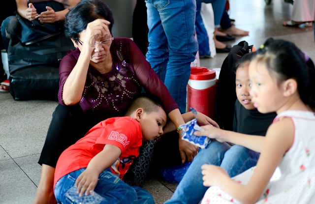 Bà Đào Kim Hồng cùng con cháu chờ đợi người thân bên Mỹ về ăn Tết.