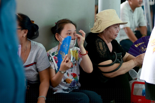 Lượng người đổ về sân bay ngày càng đông khiến không khí nóng bức, ngột ngạt.