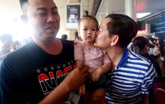 Những cái ôm, nụ hôn đoàn tụ.