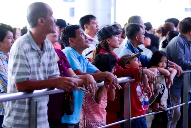 Luôn theo dõi màn hình điện tử hiển thị chuyến bay.