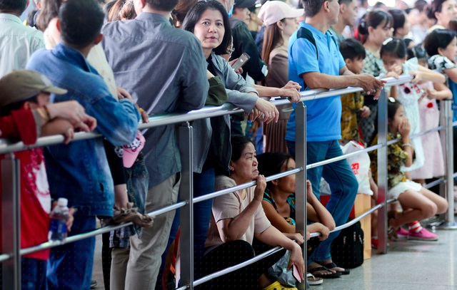 Vẻ mệt mỏi hiện rõ trên khuôn mặt.