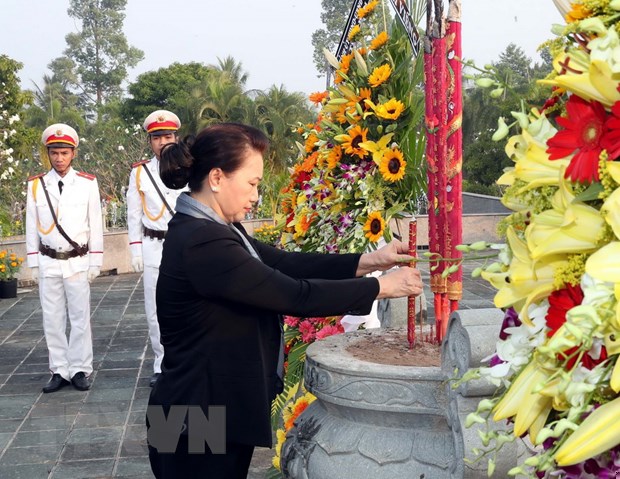 Chủ tịch Quốc hội dâng hương viếng Nghĩa trang Liệt sỹ tỉnh Bến Tre. (Ảnh: Trọng Đức/TTXVN)