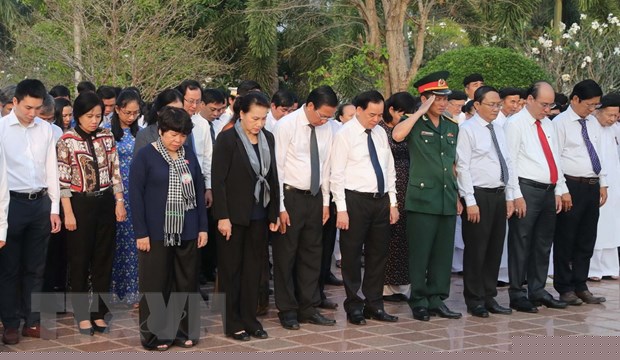 Chủ tịch Quốc hội dâng hương viếng Nghĩa trang Liệt sỹ tỉnh Bến Tre. (Ảnh: Trọng Đức/TTXVN)