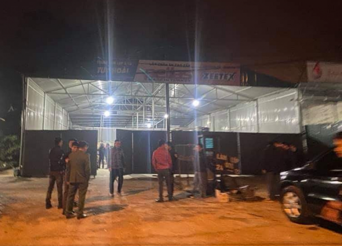Lực lượng chức năng có mặt tại hiện trường điều tra vụ việc.