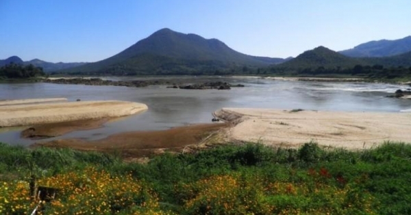 Giờ có thể lội bộ băng Mekong qua Lào!