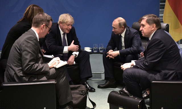 Thủ tướng Johnson (trái) và Tổng thống Putin gặp riêng bên lề hội nghị ở Berlin ngày 19/1. (Ảnh: AP)