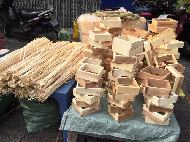 Khu&ocirc;n l&agrave;m b&aacute;nh, d&acirc;y lạt cũng được b&aacute;n tại nhiều nơi ở khu vực ng&atilde; ba &Ocirc;ng Tạ. Ảnh: Đại Việt