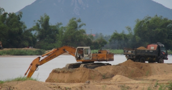 Tỉnh Quảng Bình cấp phép cho doanh nghiệp khai thác cát "thiếu đủ thứ"