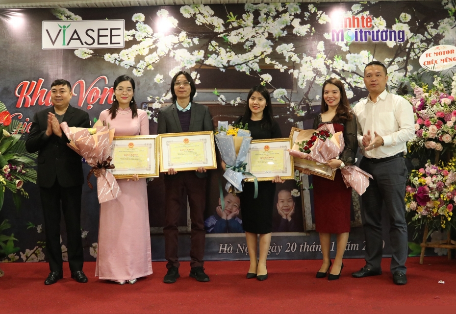 Lãnh đạo Hội KTMTVN biểu dương và tặng bằng khen cho các cá nhân tiêu biểu xuất sắc.