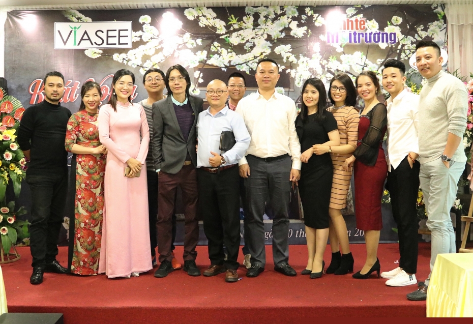 Cán bộ, PV, BTV Tạp chí Kinh tế Môi trường chụp ảnh kỷ niệm.