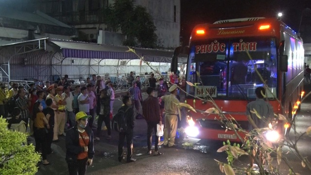 Chiếc xe &ocirc; t&ocirc; kh&aacute;ch bị tạm giữ, h&agrave;nh kh&aacute;ch tr&ecirc;n xe được bố tr&iacute; phương tiện kh&aacute;c để tiếp tục về qu&ecirc; đ&oacute;n Tết