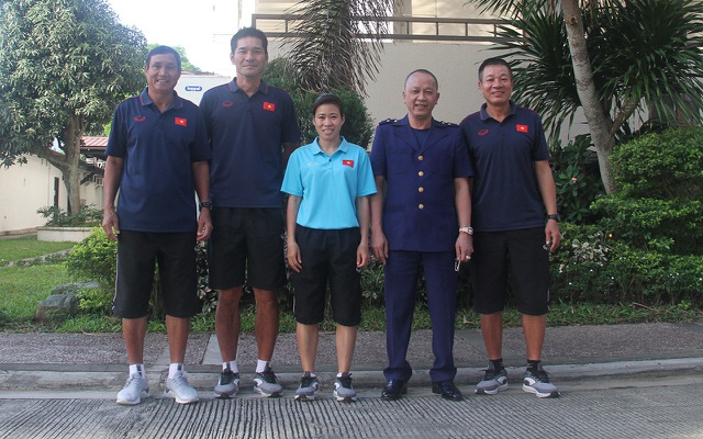 Trưởng Ban bóng đá nữ VFF Phạm Thanh Hùng (thứ 2 từ phải sang), trên tư cách một trong những Mạnh thường quân của đội bóng đá nữ Việt Nam (ông Hùng thưởng cho đội nữ 4 tỷ đồng sau SEA Games), cũng cho biết không băn khoăn về cách chia thưởng và mức tiền thưởng được chia cho từng thành viên của đội (ảnh: Trọng Vũ)