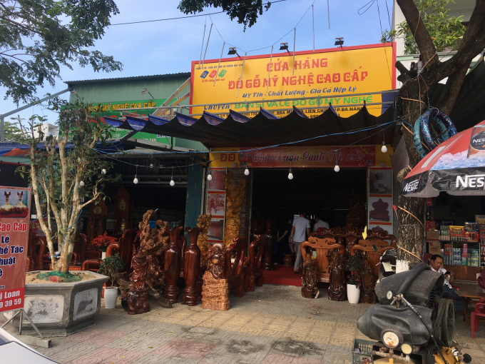 Ngoài khu vực chợ Hoa Tết trên đường 2/9, các trục đường khác tại đường Hoàng Thị Loan, Nguyên Sinh Sắc, Điện Biên Phủ... cũng bày biện đa dạng sản phẩm phục vụ 3 ngày Tết cổ truyền dân tộc. Theo anh Hoàng (chủ tiệm bán đồ gỗ tại 64 Hoàng Thị Loan), anh vừa mở cửa hàng chuyên bán đồ gỗ nhằm phục vụ khách hàng trong những ngày tết. Tuy sức mua chưa lớn, anh Hoàng cũng như nhiều người khách tin tưởng sức mua sẽ cao hơn trong hai ngày còn lại.