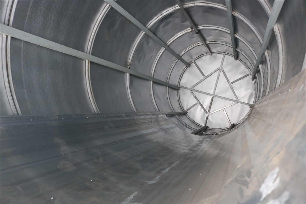 Bên trong đòn bánh được làm bằng sắt, tole. Ảnh: LN