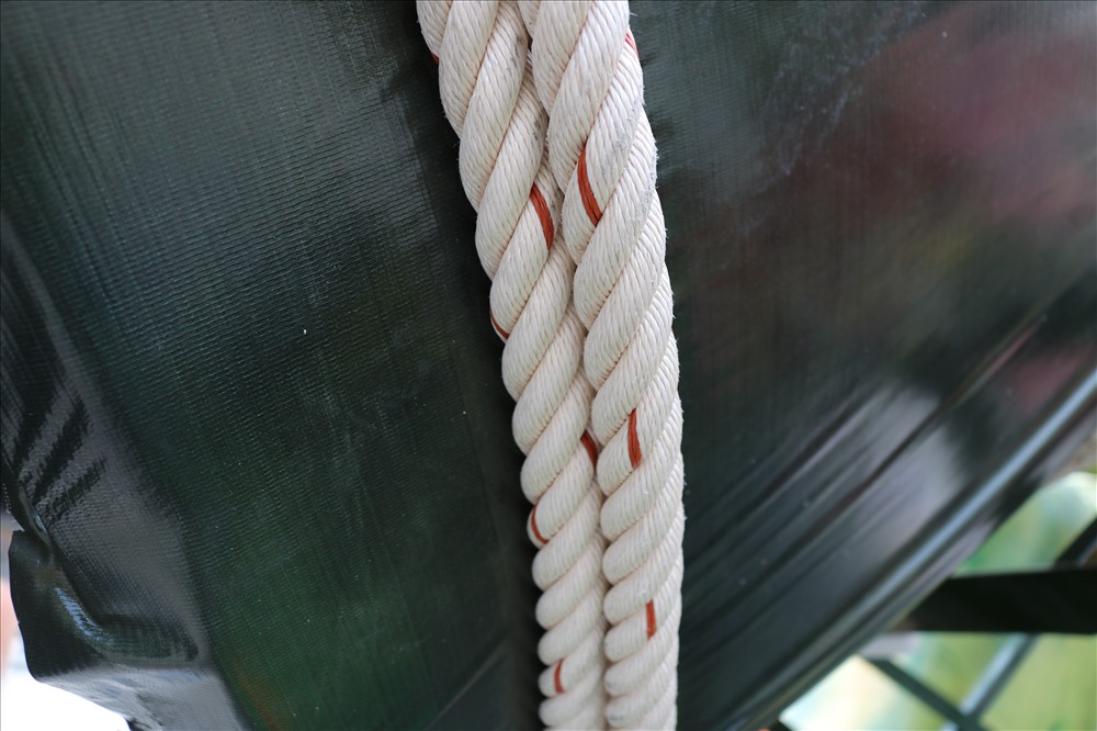 Bánh được buộc bằng dây thừng loại lớn. Ảnh: LN