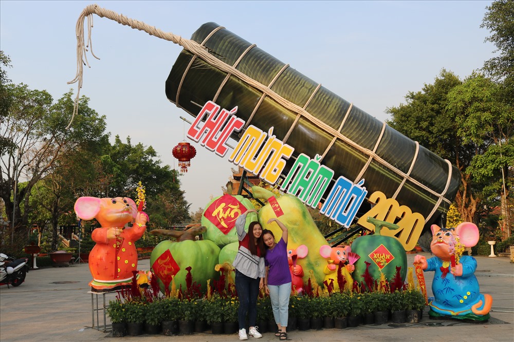 Khách tham quan thích thú chụp ảnh cùng đòn bánh tét khổng lồ. Ảnh: LN