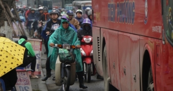 Người dân nô nức về quê, cửa ngõ phía Nam Hà Nội ùn tắc sáng 28 Tết