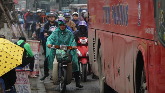 Tuyến đường Giải Phóng, khu vực gần Bến xe Nước Ngầm ùn tắc kéo dài theo hướng đi về Ngọc Hồi, sáng nay.