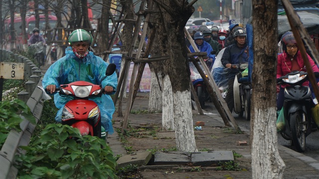 Xe máy đi cả lên vỉa hè để thoát hỏi điểm ùn tắc ở đường Giải Phóng.