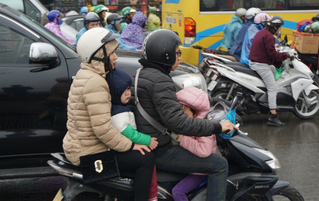 Thời tiết mưa lạnh khiến giao thông càng thêm khó khăn.