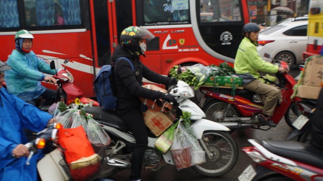 Phương tiện xe máy lỉnh kỉnh đồ đạc về quê đón Tết.