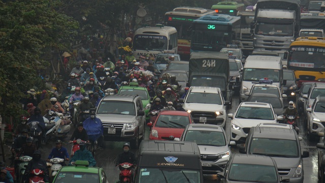 Đường Ngọc Hồi ùn tắc theo chiều về Hà Nam.