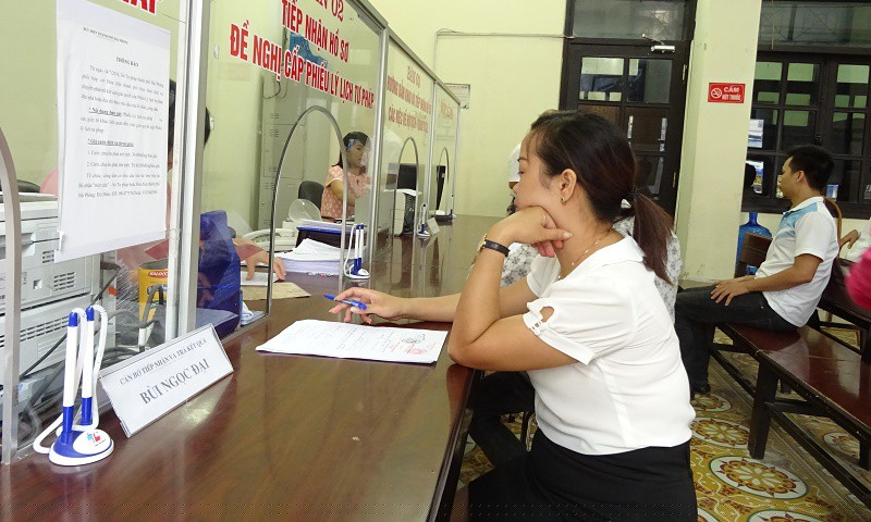 C&ocirc;ng d&acirc;n l&agrave;m thủ tục xin cấp Phiếu l&yacute; lịch tư ph&aacute;p.