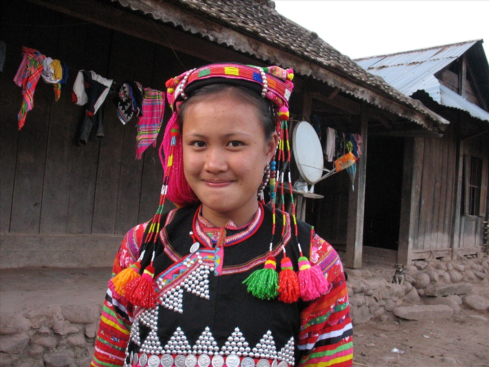 Sơn nữ Hà Nhì đi cắt cỏ tranh hay các bông lau tinh khiết về đan thành tổ tròn treo trước hiên nhà để dụ chim én “cõng mùa xuân về“. Hoặc họ làm những lẵng hoa dại hồn nhiên đến nao lòng như thế này để cầu may. Ảnh: Lãng Quân.