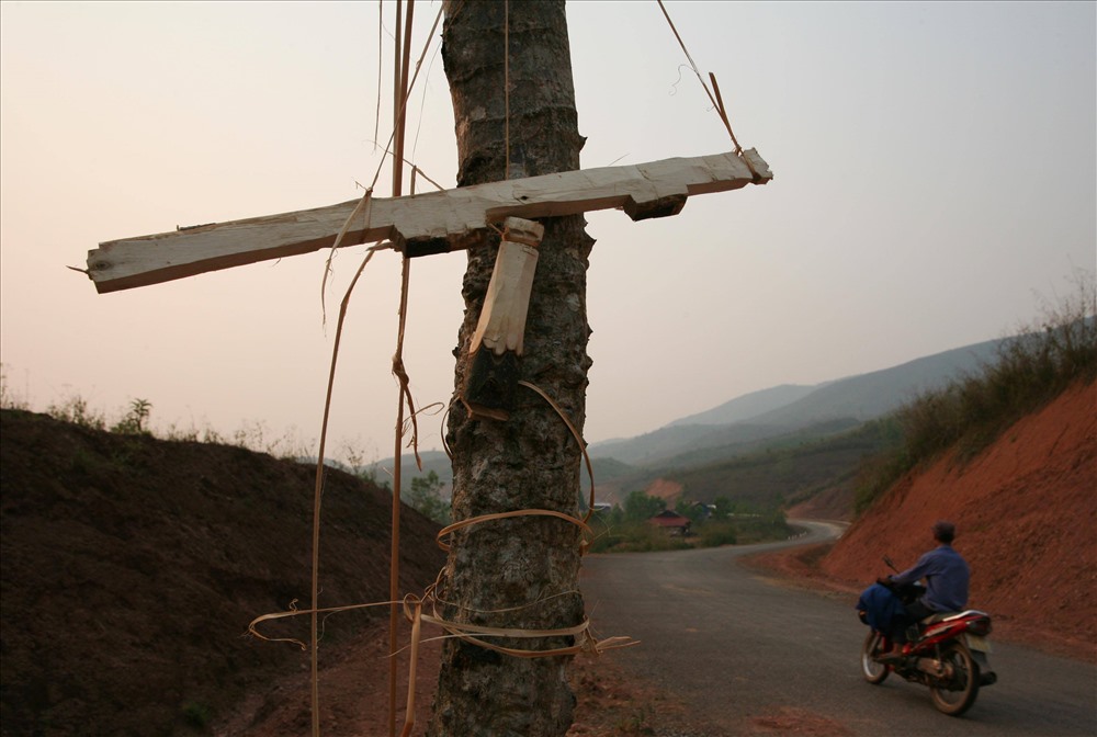 Phom cổng “Lễ cấm bản” ngày Tết ở Mường Tè, Mường Nhé, với nhiều cảnh phồn thực cầu nhân khang vật thịnh; cùng vũ khí đạn dược (đẽo bằng gỗ) để dọa ma tà.