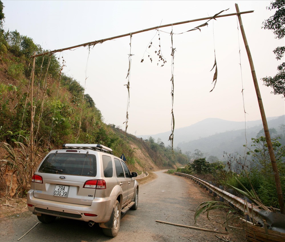 Phom cổng “Lễ cấm bản” ngày Tết ở Mường Tè, Mường Nhé, với nhiều cảnh phồn thực cầu nhân khang vật thịnh; cùng vũ khí đạn dược (đẽo bằng gỗ) để dọa ma tà.