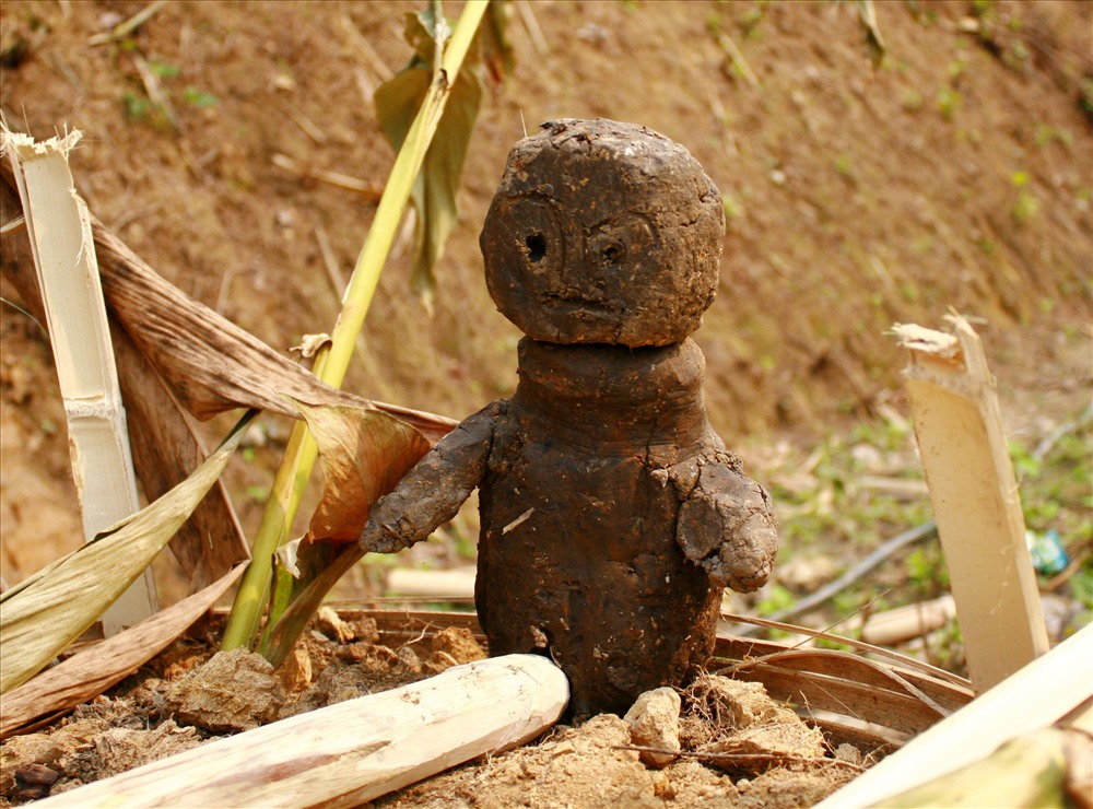 Phom cổng “Lễ cấm bản” ngày Tết ở Mường Tè, Mường Nhé, với nhiều cảnh phồn thực cầu nhân khang vật thịnh; cùng vũ khí đạn dược (đẽo bằng gỗ) để dọa ma tà.