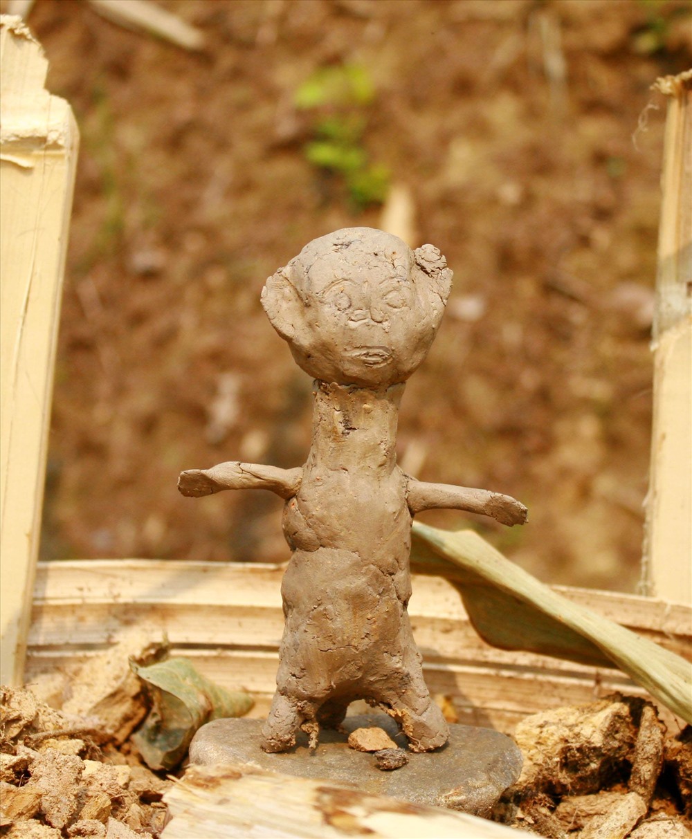 Phom cổng “Lễ cấm bản” ngày Tết ở Mường Tè, Mường Nhé, với nhiều cảnh phồn thực cầu nhân khang vật thịnh; cùng vũ khí đạn dược (đẽo bằng gỗ) để dọa ma tà.