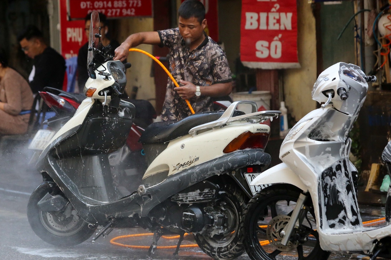 H&agrave; Nội: Rửa xe 200 ngh&igrave;n đồng/lượt, kh&aacute;ch vẫn &ugrave;n &ugrave;n xếp h&agrave;ng - 2