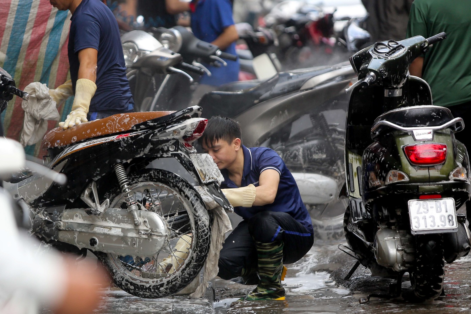 H&agrave; Nội: Rửa xe 200 ngh&igrave;n đồng/lượt, kh&aacute;ch vẫn &ugrave;n &ugrave;n xếp h&agrave;ng - 7