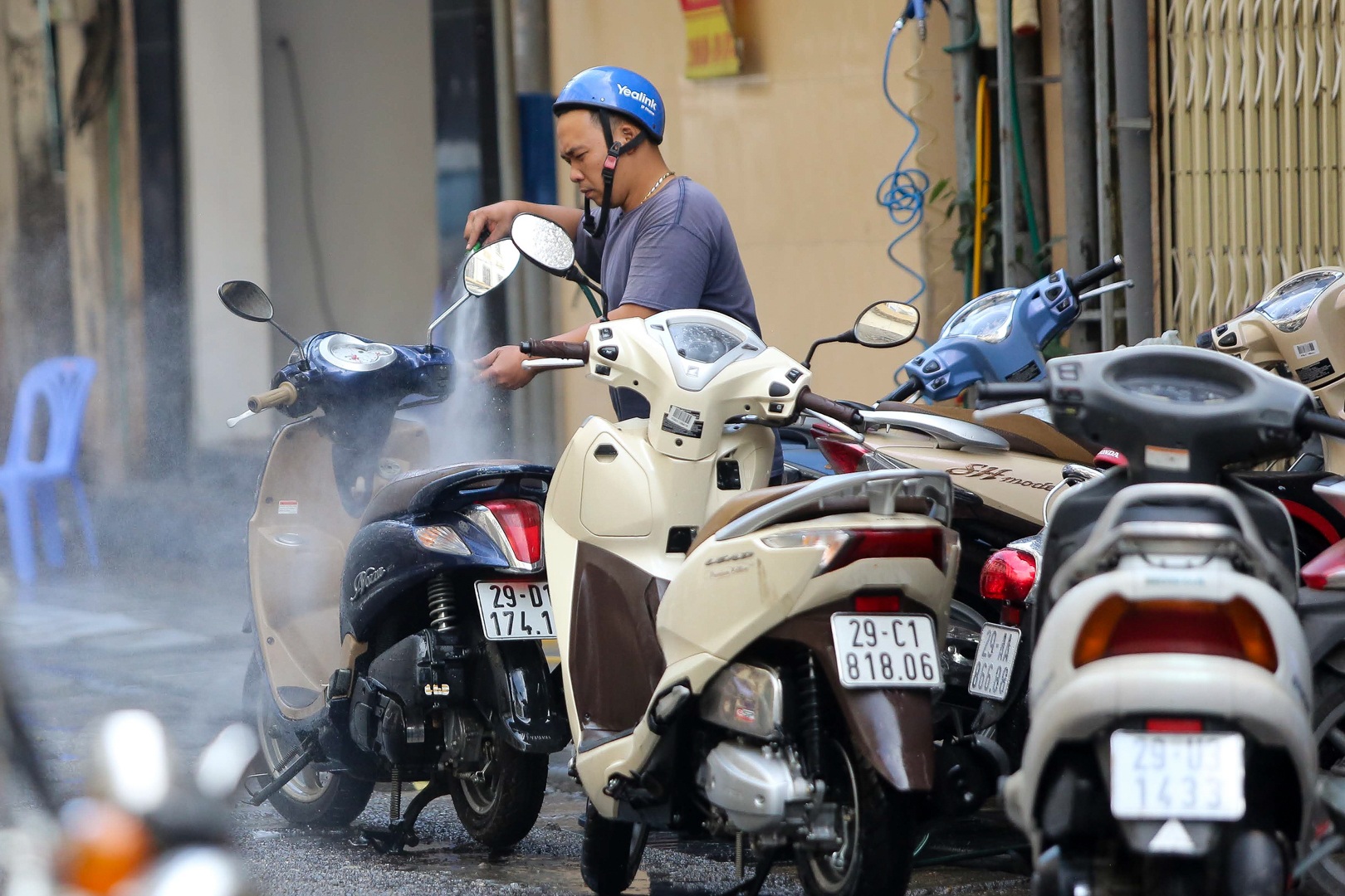 H&agrave; Nội: Rửa xe 200 ngh&igrave;n đồng/lượt, kh&aacute;ch vẫn &ugrave;n &ugrave;n xếp h&agrave;ng - 13