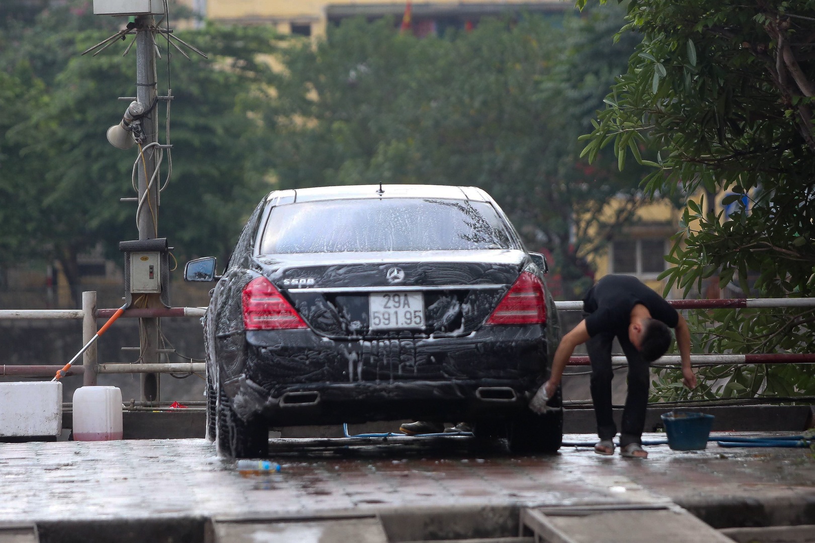 H&agrave; Nội: Rửa xe 200 ngh&igrave;n đồng/lượt, kh&aacute;ch vẫn &ugrave;n &ugrave;n xếp h&agrave;ng - 15