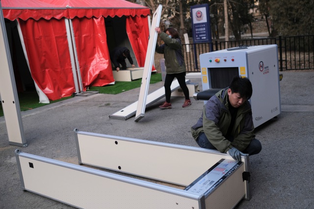 Dịch viêm phổi bùng phát giữa lúc hàng trăm triệu người nước này đang về quê đón Tết cùng gia đình. Cùng với đó, hàng triệu người Trung Quốc cũng ra nước ngoài để du lịch, khiến nhiều quốc gia nâng cao cảnh giác với các du khách tới từ Trung Quốc. Trong ảnh: Công nhân tháo dỡ thiết bị sau khi một sự kiện ở một ngôi đền bị hủy do dịch bệnh. 