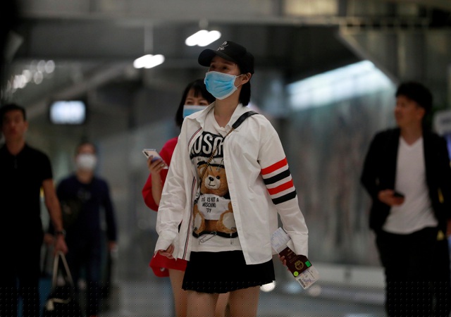 Cho tới lúc này, mầm bệnh đã xuất hiện tại hơn 20 tỉnh thành của Trung Quốc, 2 đặc khu Hong Kong và Macau cũng như 6 quốc gia và vùng lãnh thổ trên thế giới. Trong ảnh: Một nữ du khách Trung Quốc đeo khẩu trang khi tới sân bay Suvarnabhumi, Thái Lan nghỉ Tết. Thái Lan cũng là một trong những quốc gia đã phát hiện các ca nhiễm viêm phổi lạ.