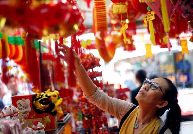 Không khí mua sắm Tết ở Singapore.