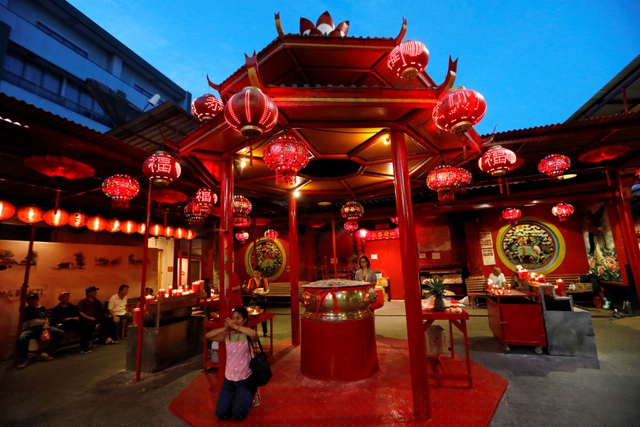 Một phụ nữ cầu nguyện ở đền Jin De Yuan, Jakarta, Indonesia.