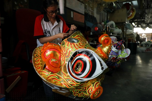 Một phụ nữ dán đầu sư tử ở Shah Alam, Malaysia. 