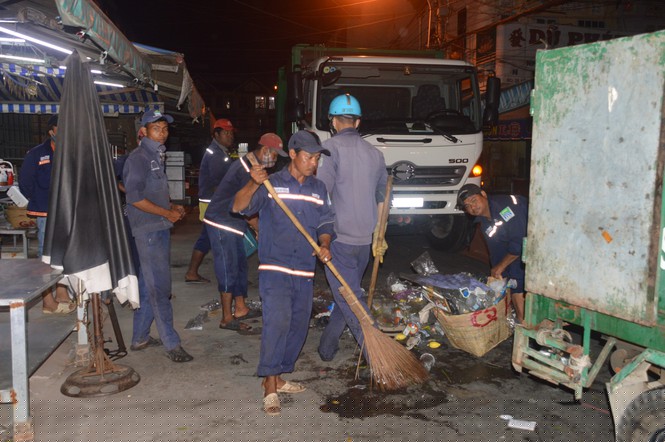 Những người làm đẹp phố phường đêm 30 Tết - ảnh 1