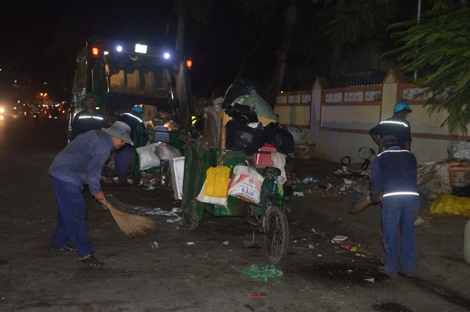 Những người làm đẹp phố phường đêm 30 Tết - ảnh 2