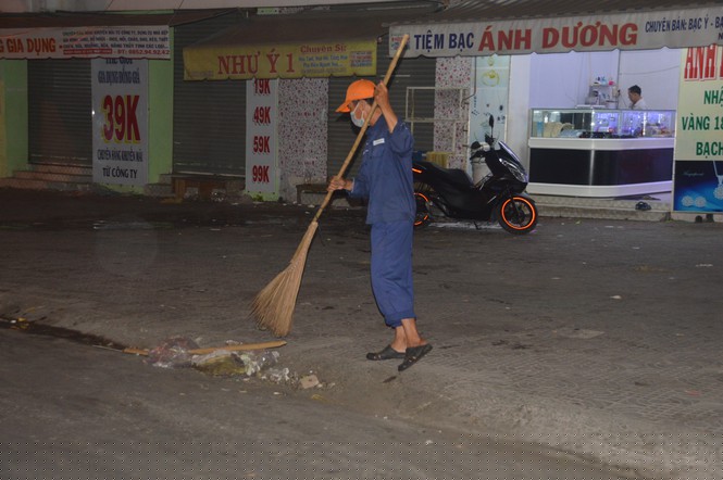 Những người làm đẹp phố phường đêm 30 Tết - ảnh 3